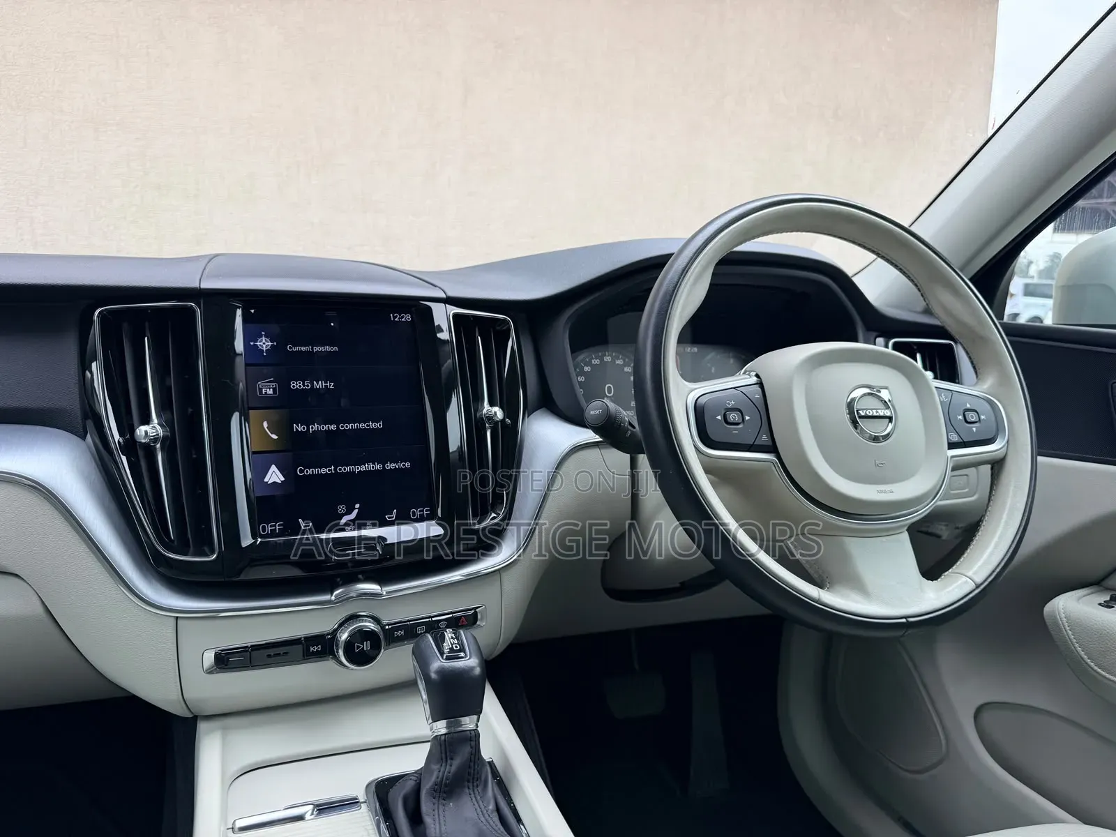 Volvo XC60 2019 Ivory