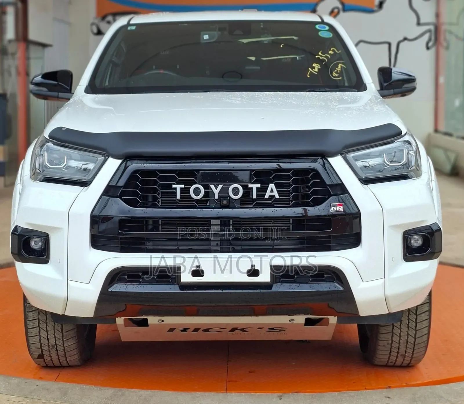 Toyota Hilux 2023 White