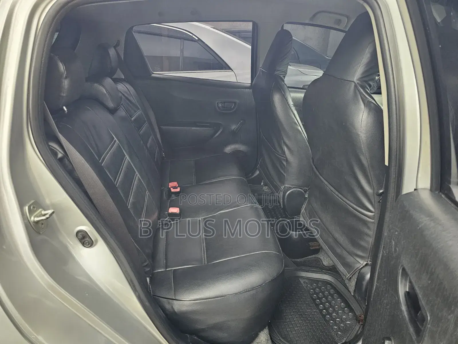 Toyota Vitz 1.0 FWD 5dr 2012 Silver