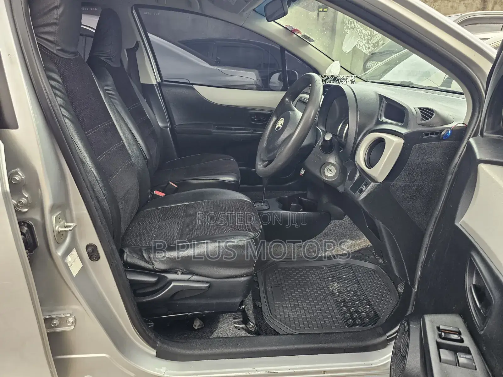 Toyota Vitz 1.0 FWD 5dr 2012 Silver