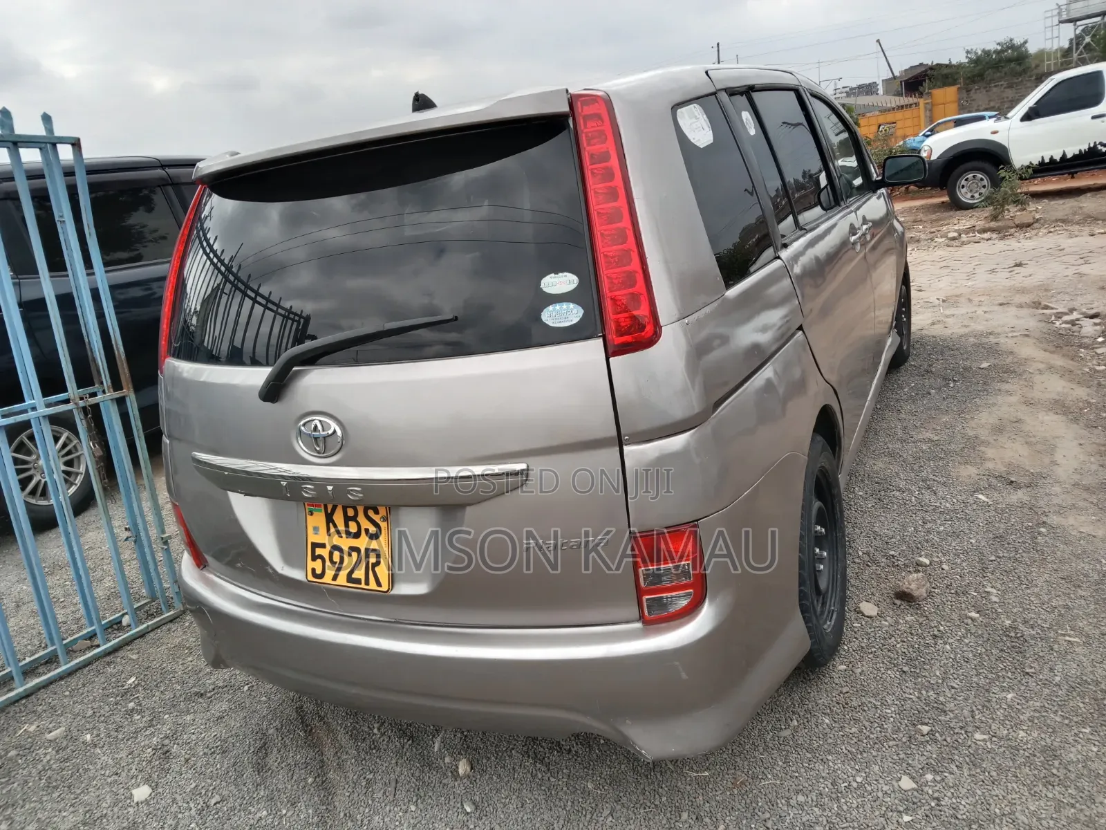 Toyota ISIS 2006 Gray