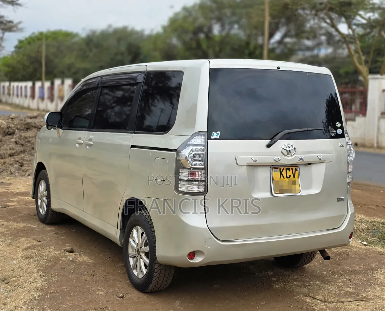 Toyota Voxy 2012 Gold