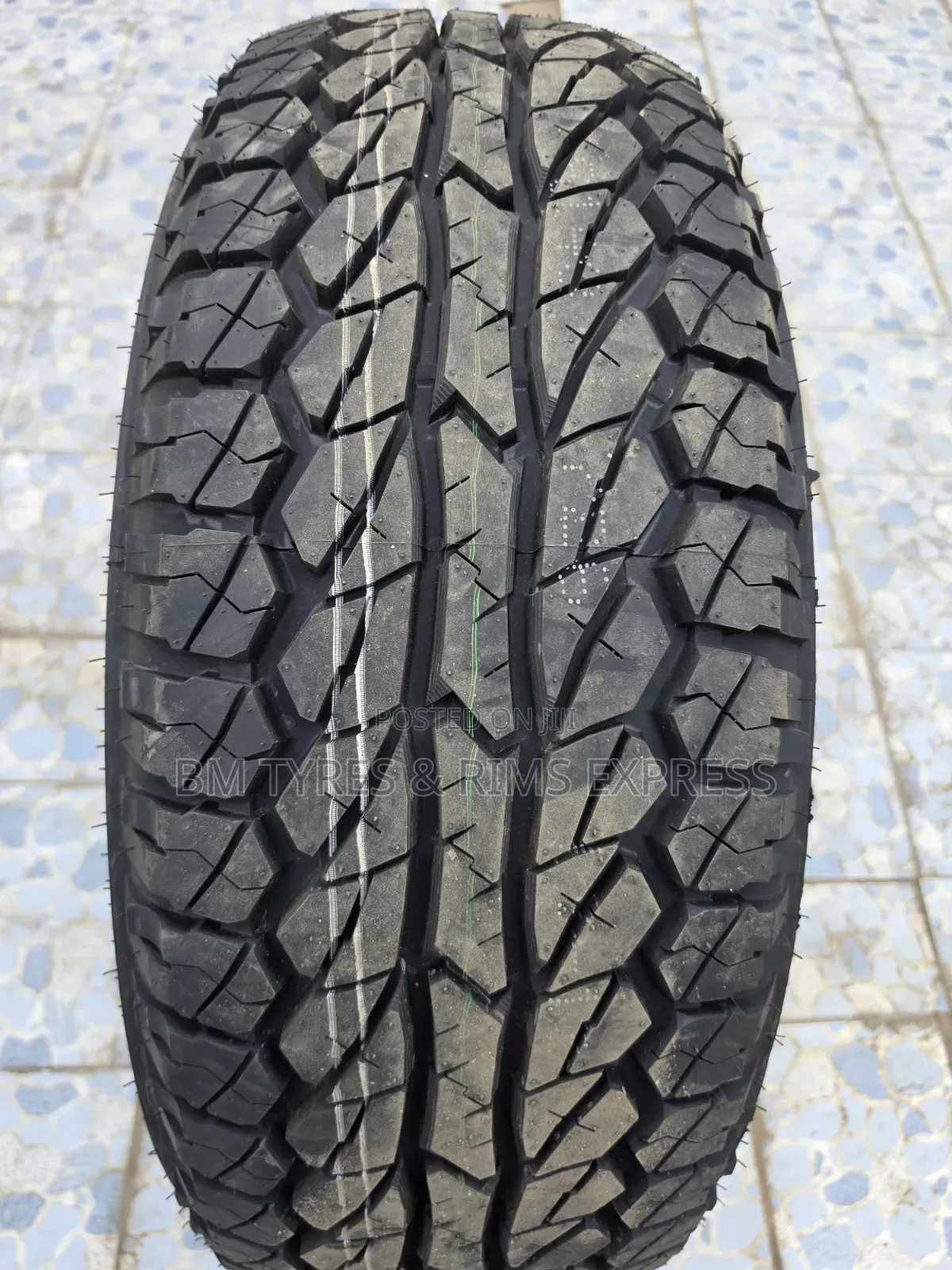 285 /70 R17 Comforser Tires (All Terrain) Cf 1000.