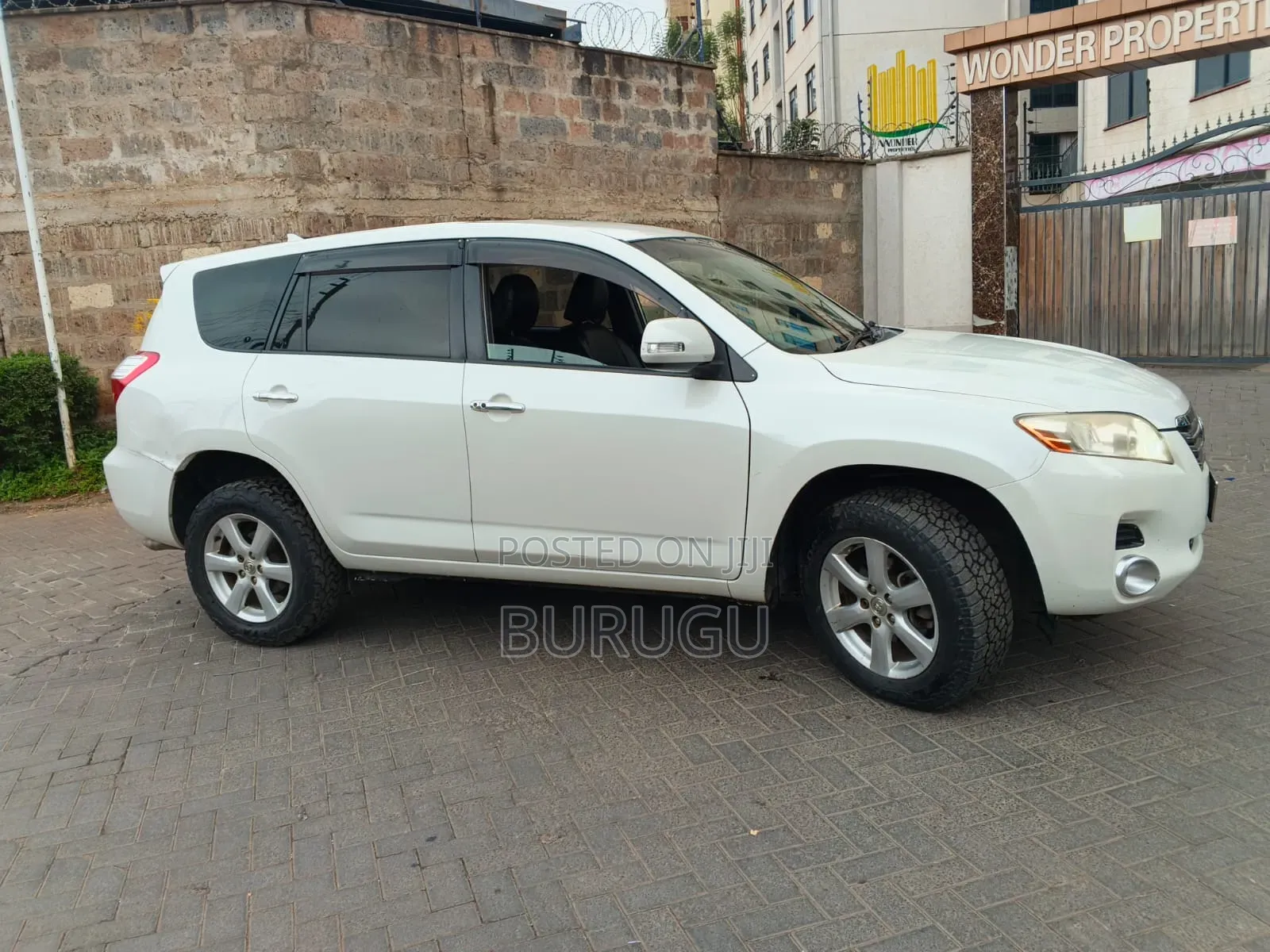 Toyota Vanguard 2010 White