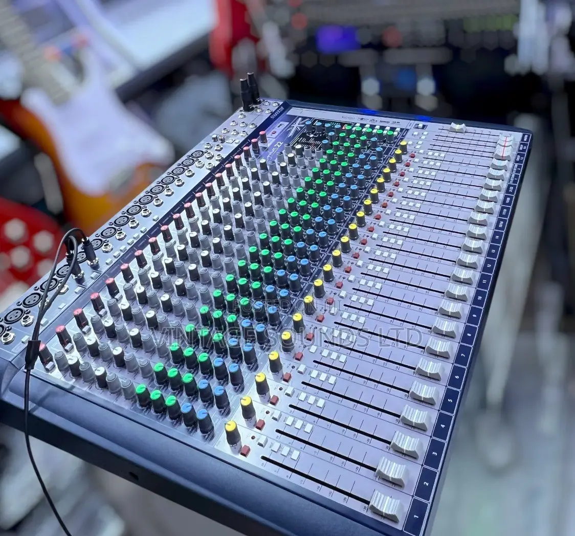 Soundcraft Signature 22-Channel Analog Mixer With Lexicon FX