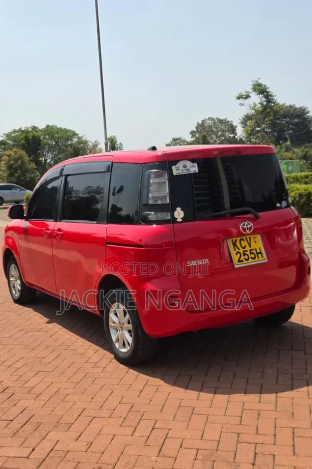 Toyota Sienta 2013 Red