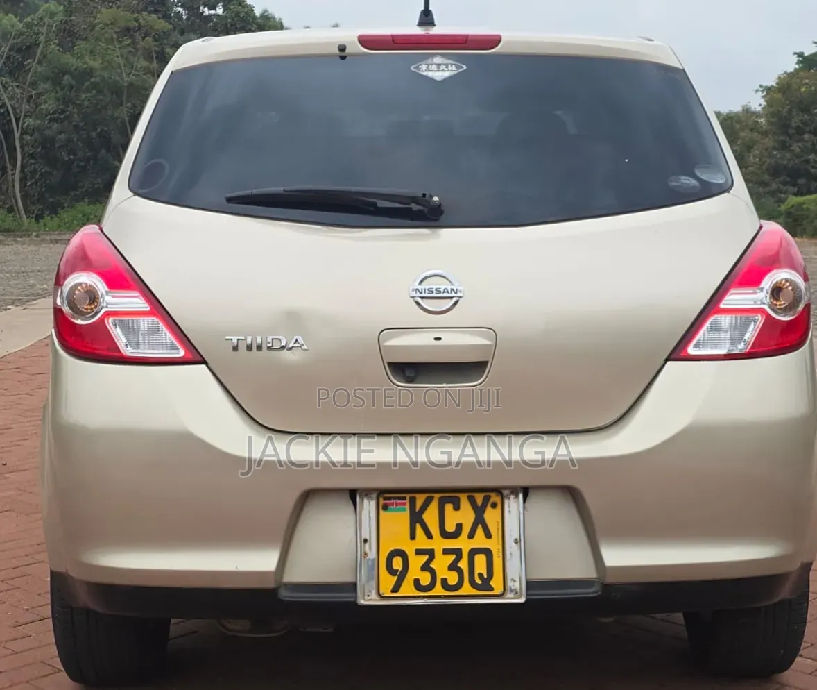 Nissan Tiida 2012 Gold