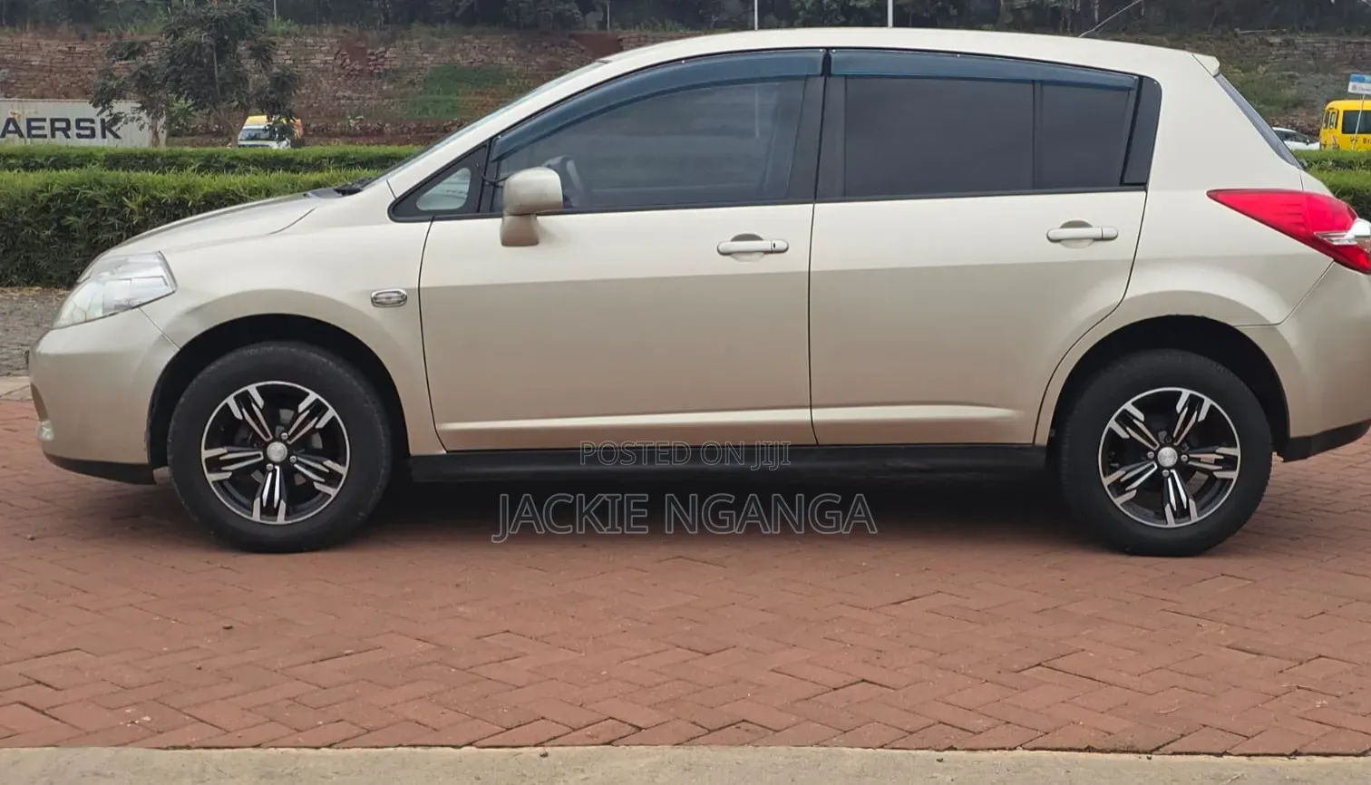 Nissan Tiida 2012 Gold