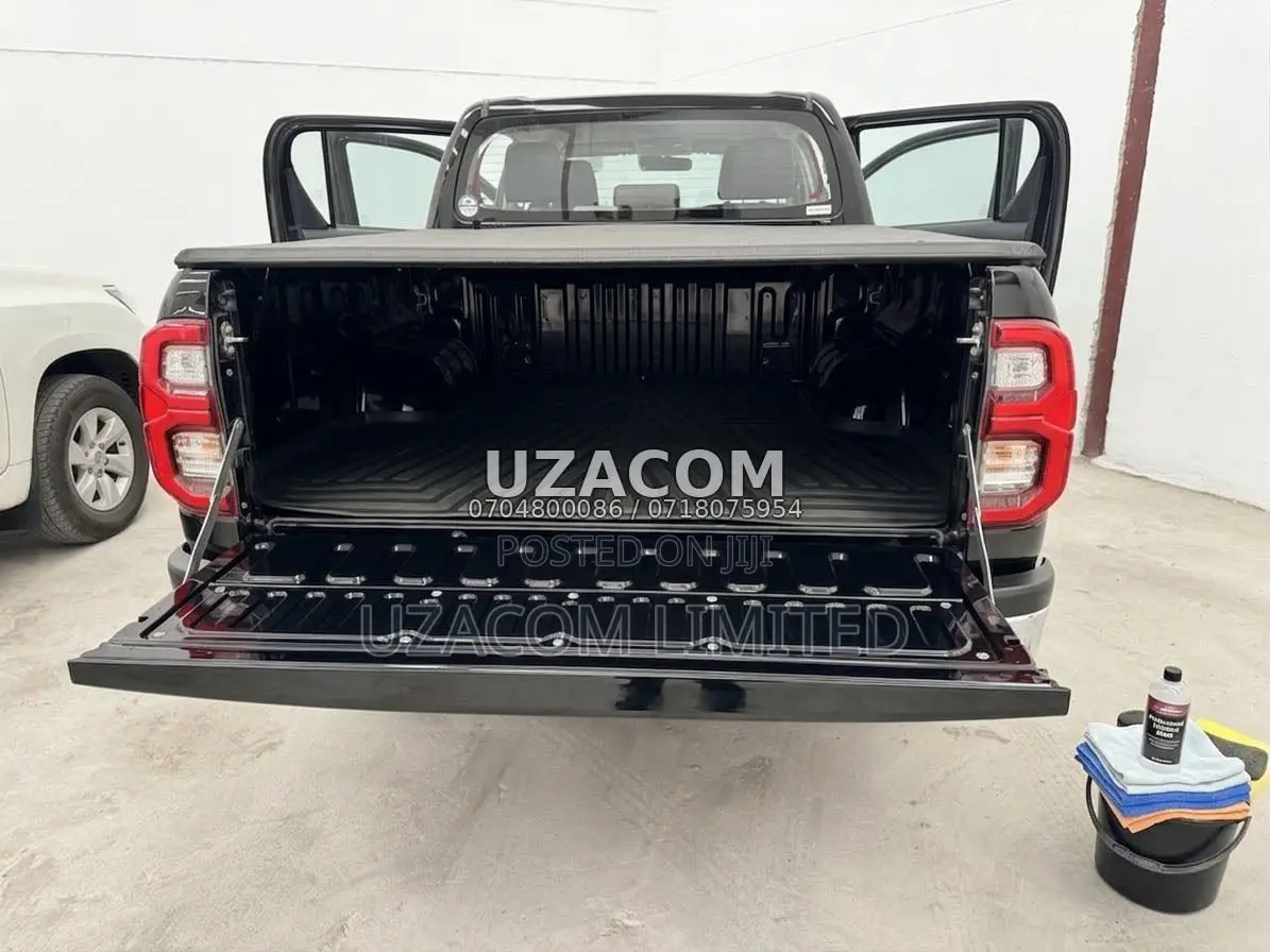 Toyota Hilux 2022 Black