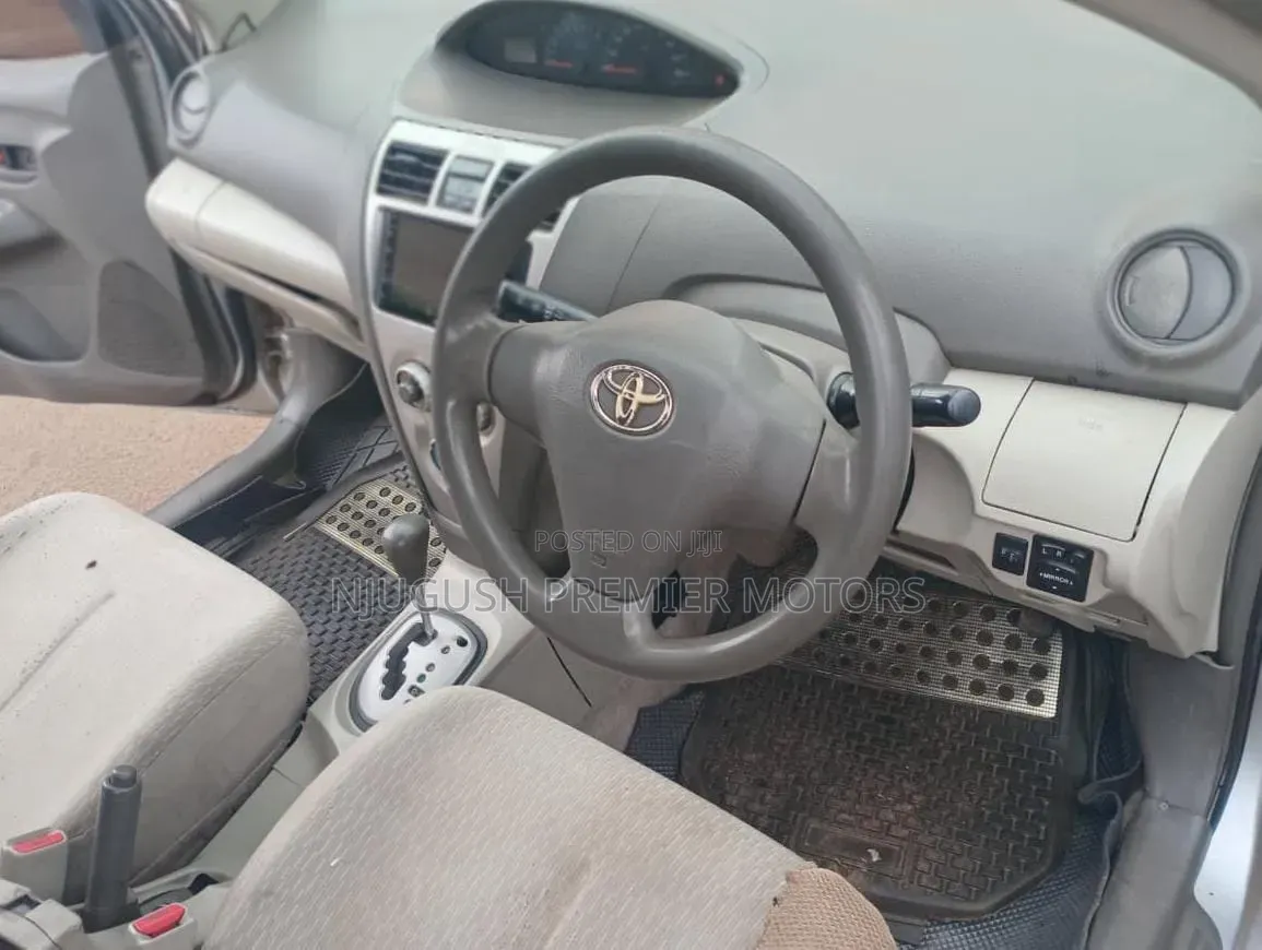 Toyota Belta 2011 Silver