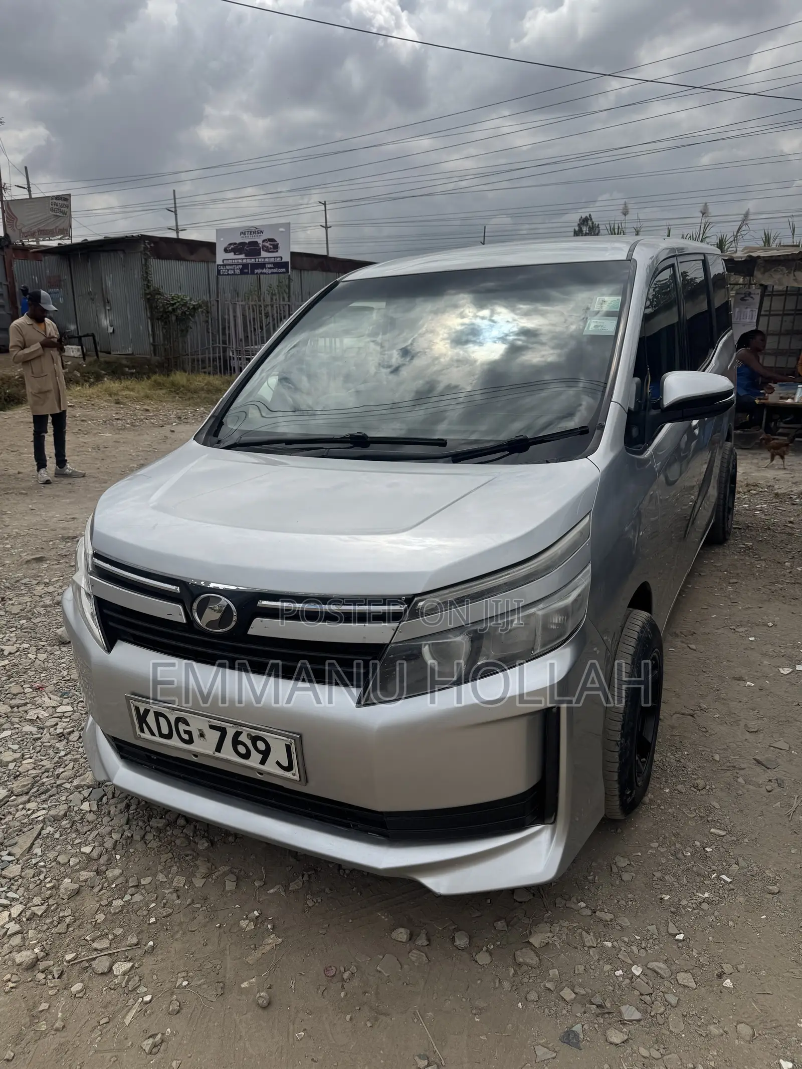 Toyota Voxy V 2WD 8-Seater 2015 Silver