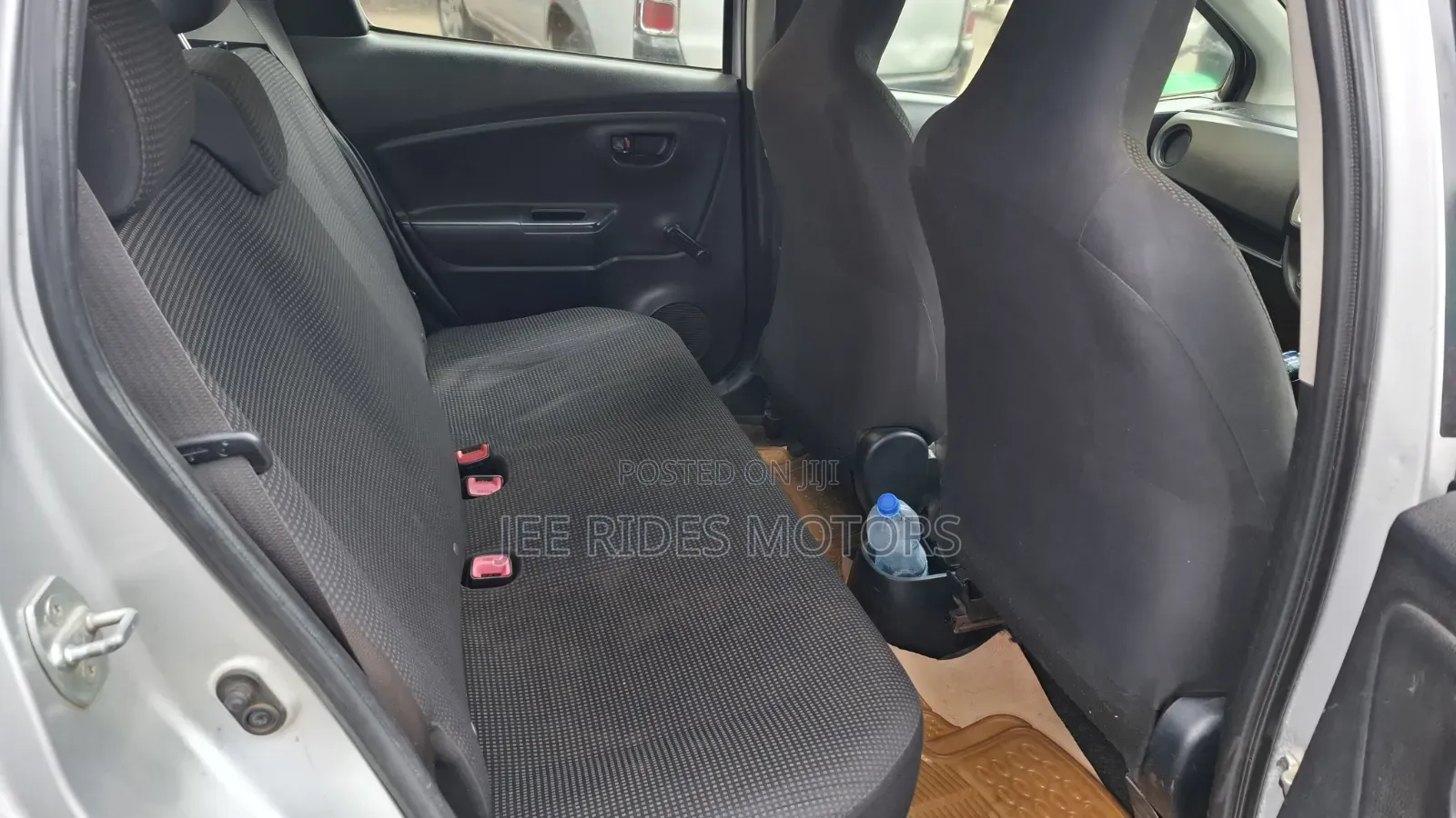 Toyota Vitz 1.0 FWD 5dr 2014 Silver