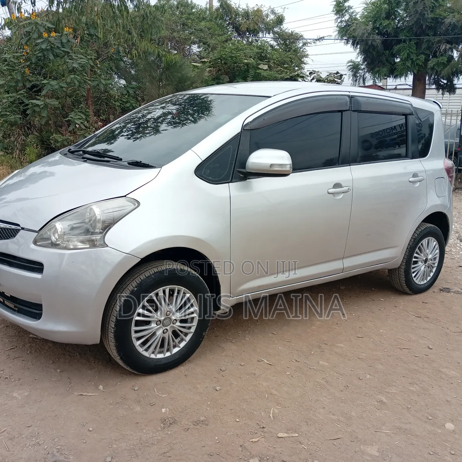Toyota Ractis 1.3 FWD 2010 Silver