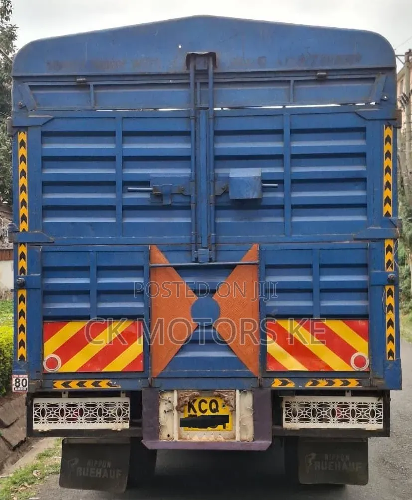 Isuzu ELF Truck 2012 Blue