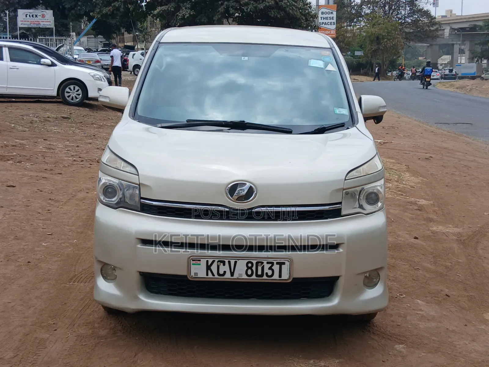 Toyota Noah 2.0 143hp FWD (7 Seater) 2012 Gold