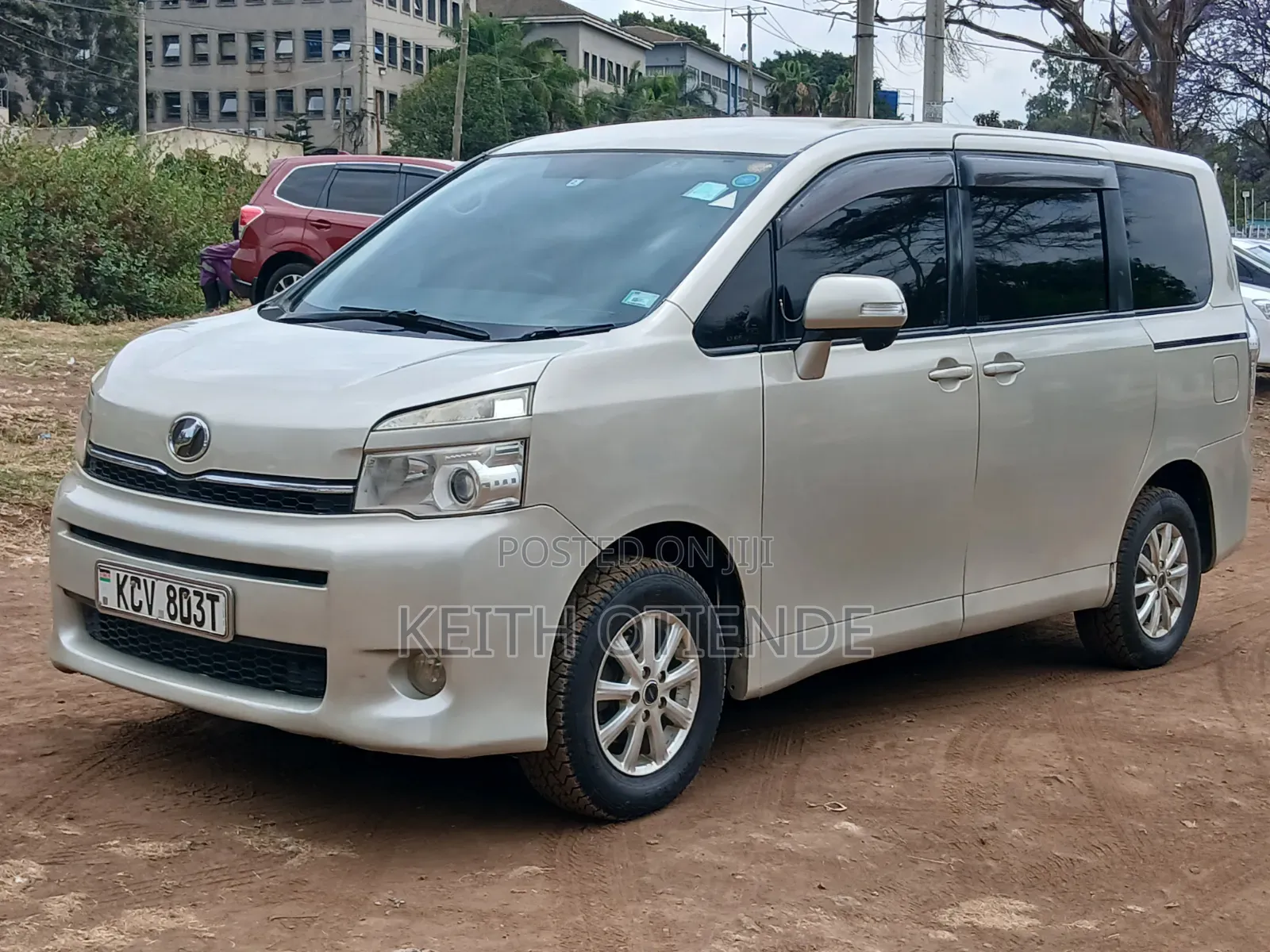 Toyota Noah 2.0 143hp FWD (7 Seater) 2012 Gold