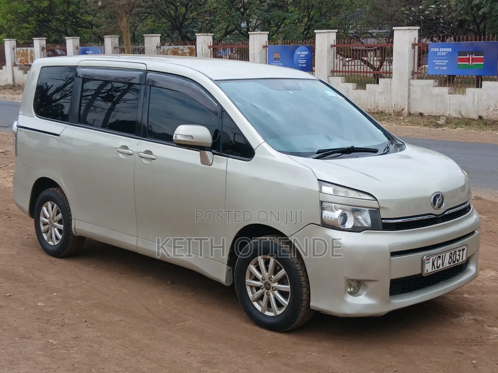 Toyota Noah 2.0 143hp FWD (7 Seater) 2012 Gold