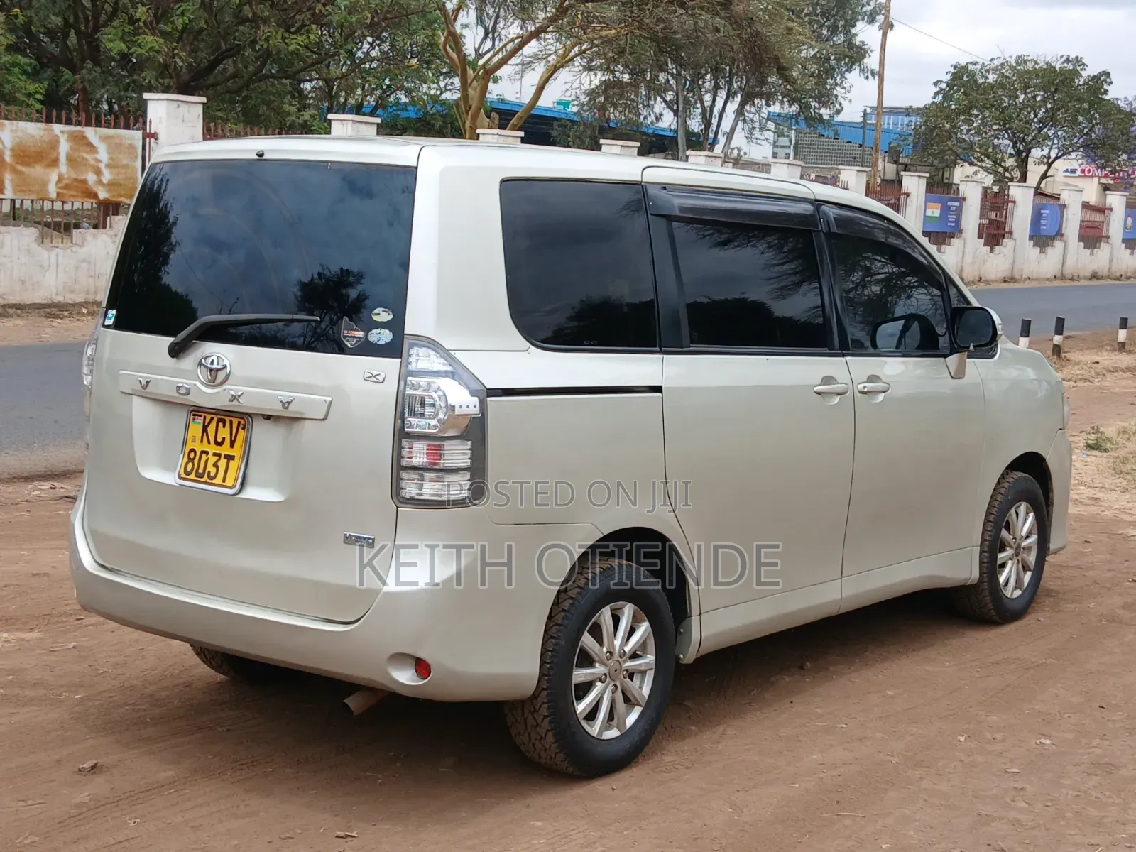 Toyota Noah 2.0 143hp FWD (7 Seater) 2012 Gold