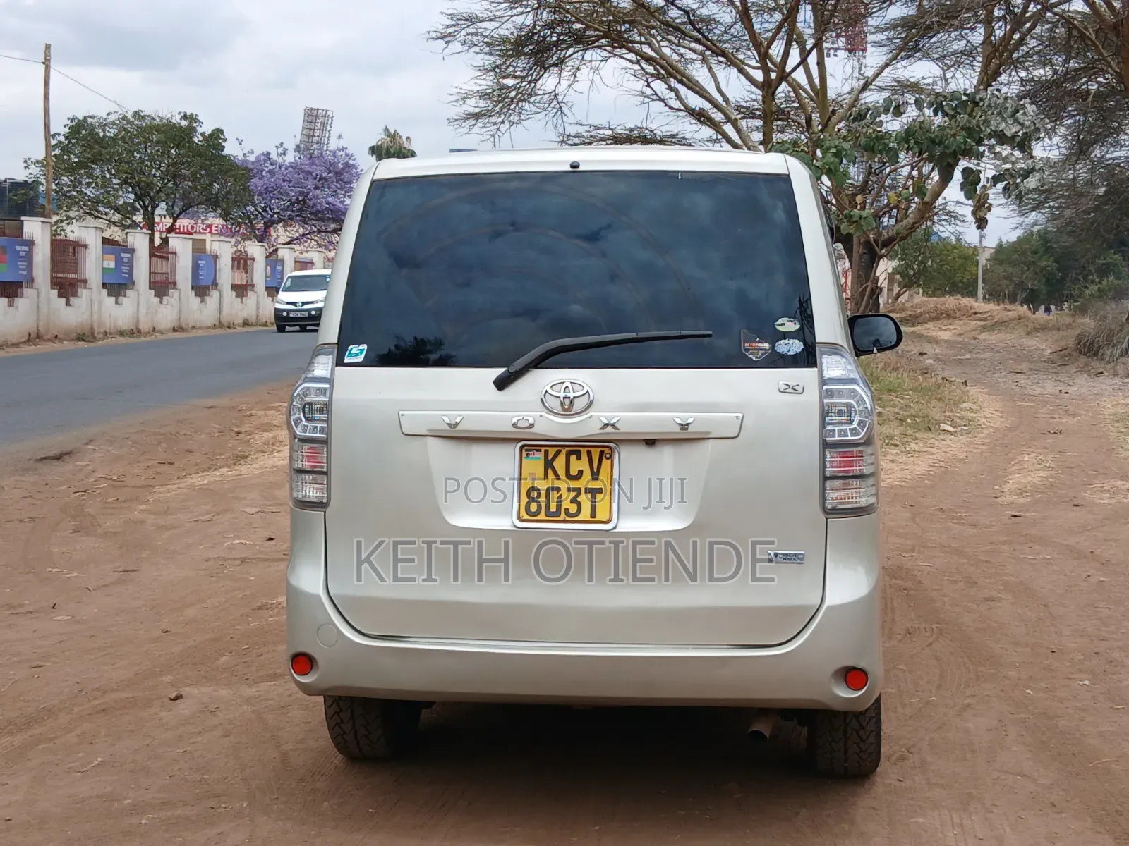 Toyota Noah 2.0 143hp FWD (7 Seater) 2012 Gold