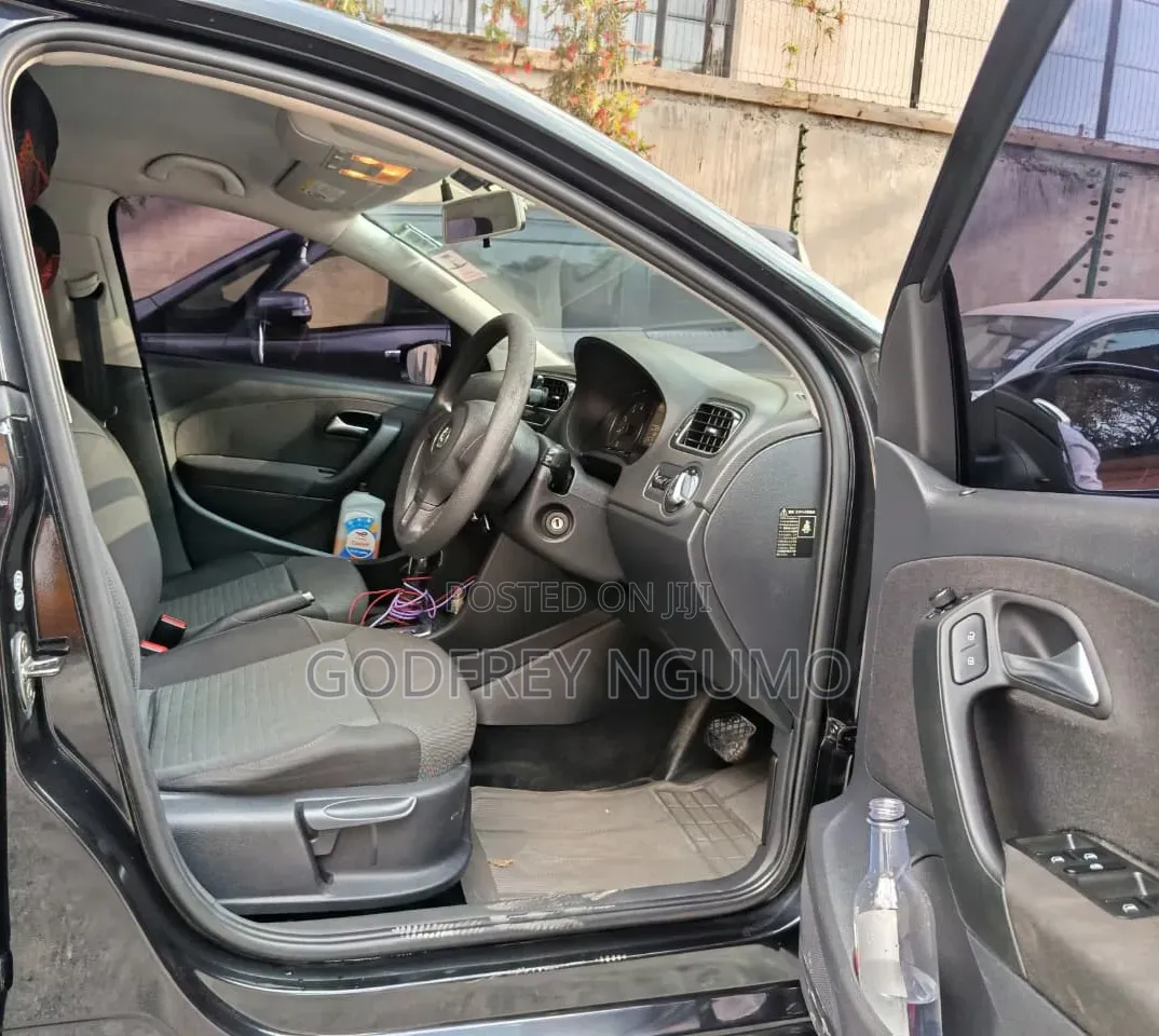 Volkswagen Polo 2011 Black