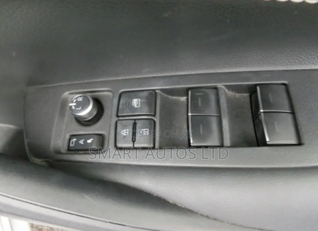 Toyota Corolla LE Eco (1.8L 4cyl 2A) 2018 Silver