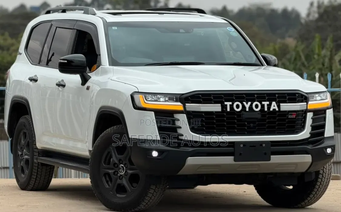 Toyota Land Cruiser LC300 2023 White