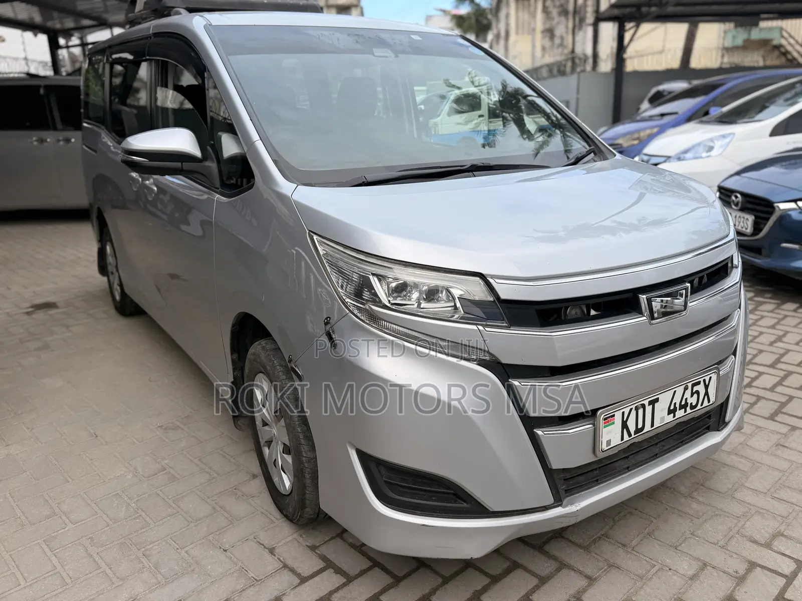 Toyota Noah 2017 Silver