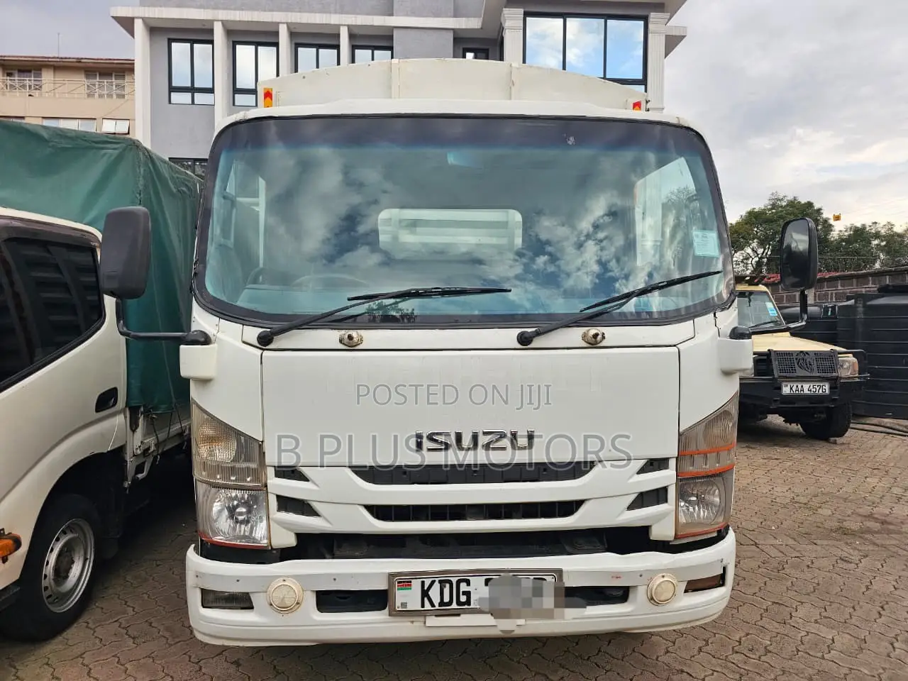 Isuzu NQR 2022 White