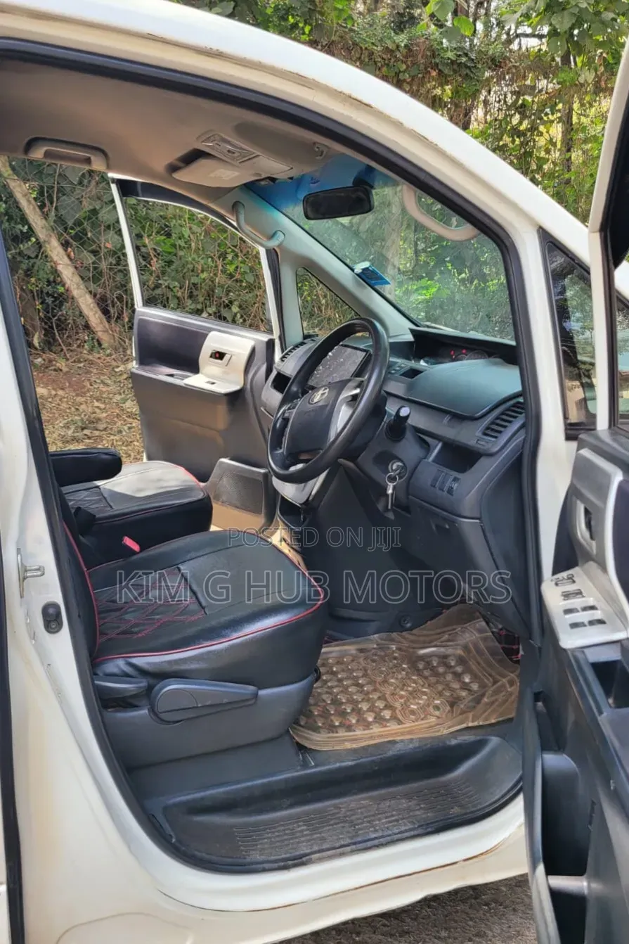 Toyota Noah 2.0 158hp FWD (8 Seater) 2012 Pearl