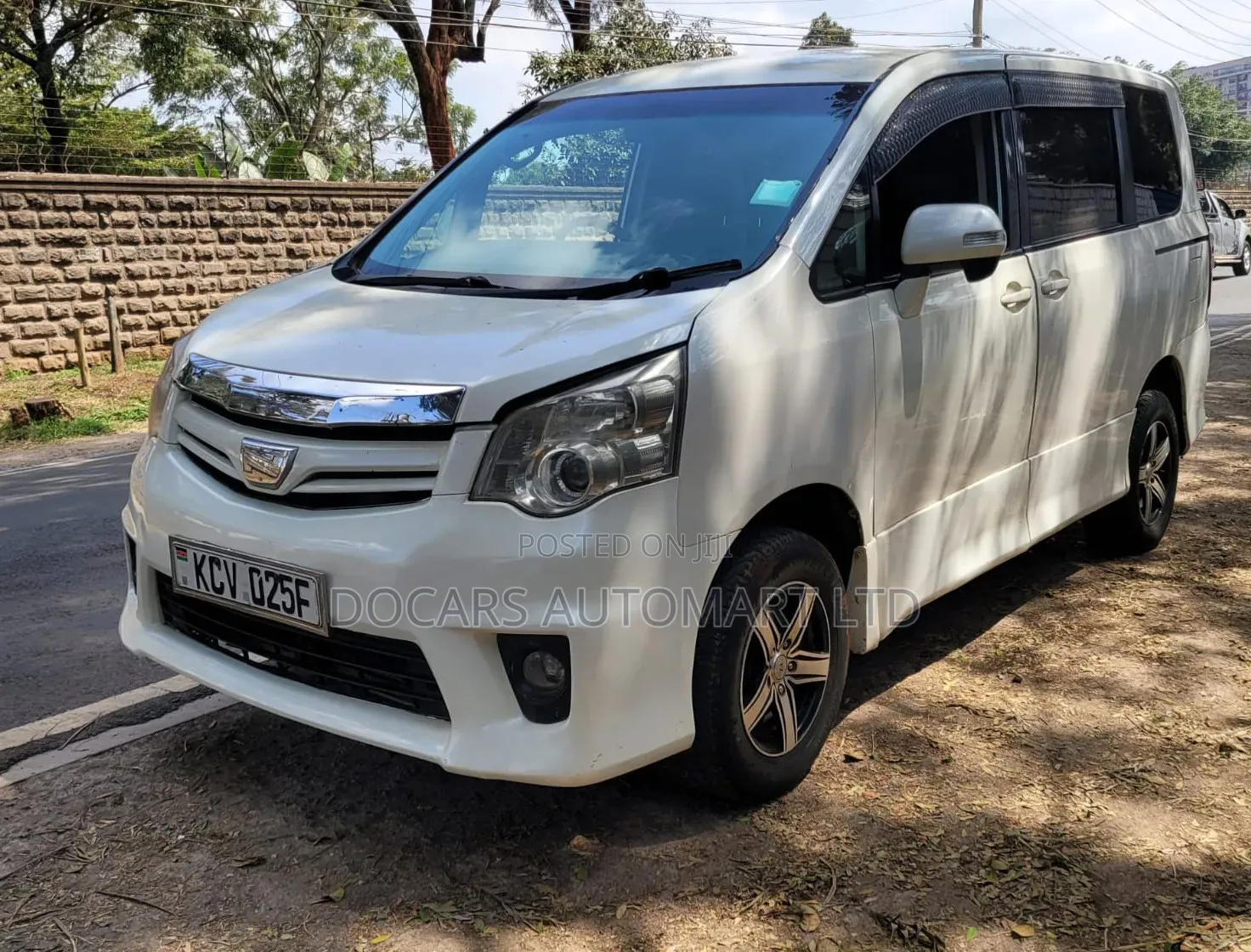 Toyota Noah 2012