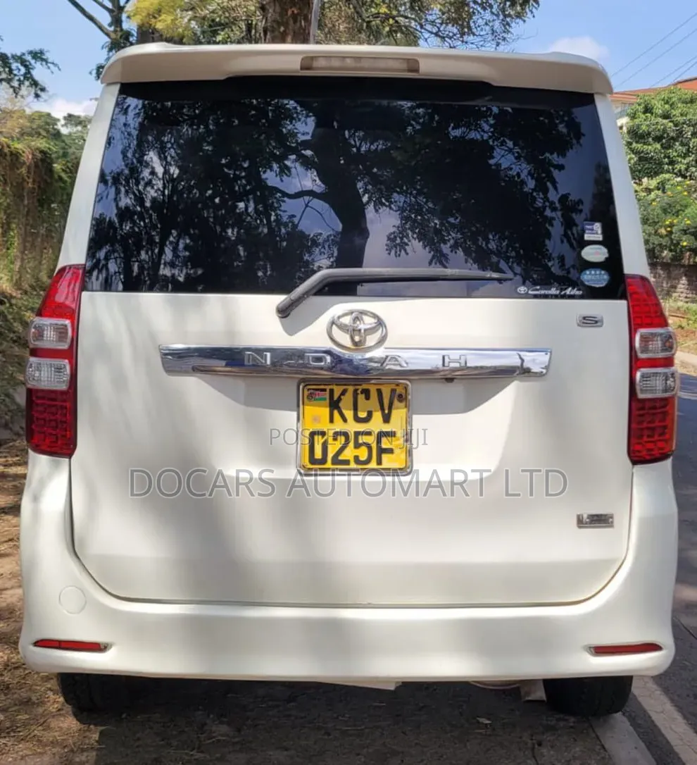Toyota Noah 2012