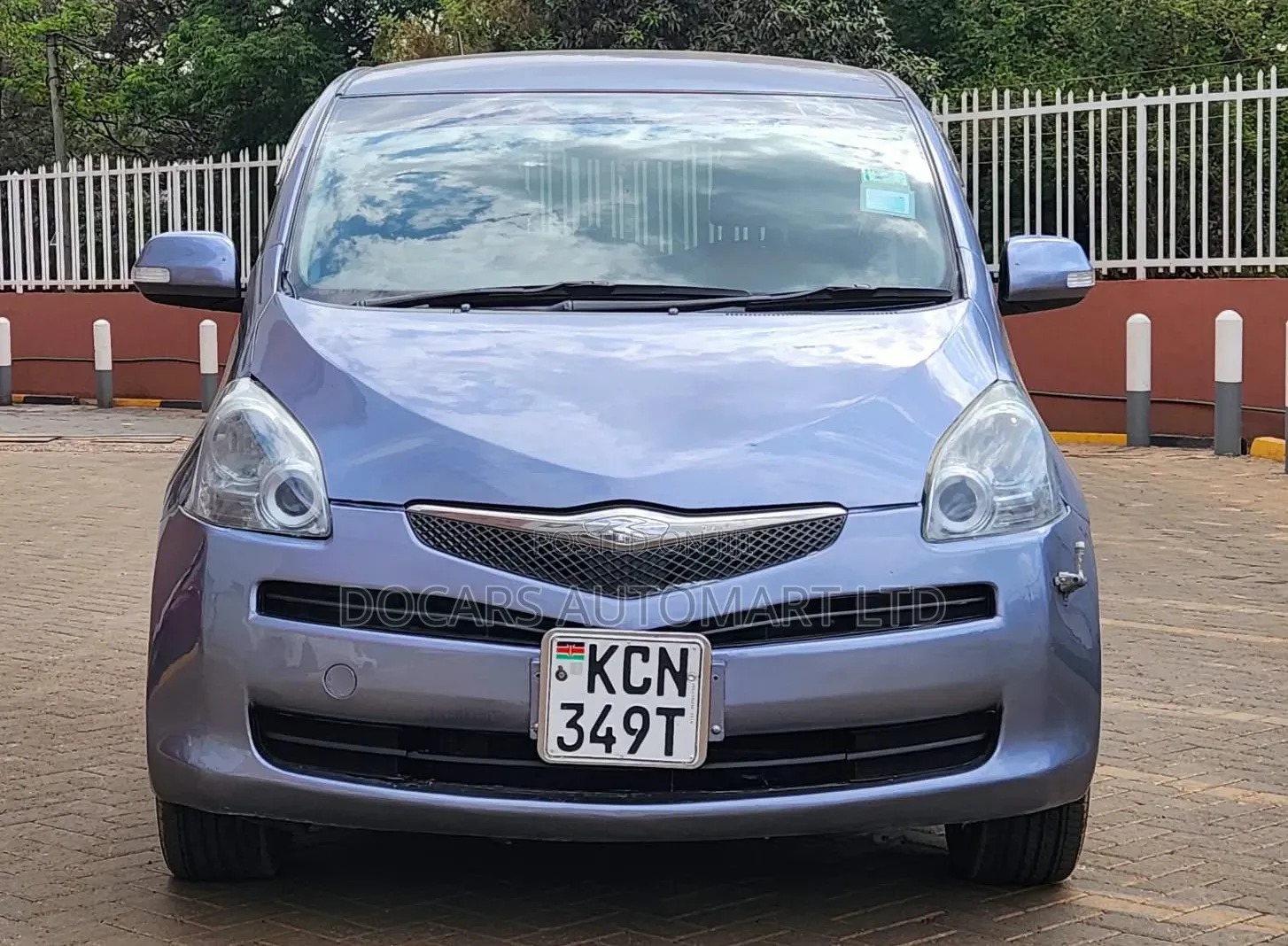 Toyota Ractis 2010 Blue