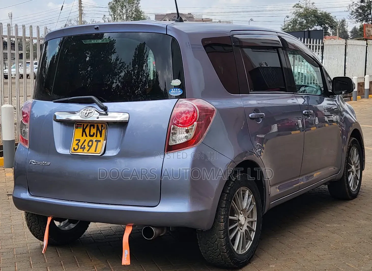 Toyota Ractis 2010 Blue