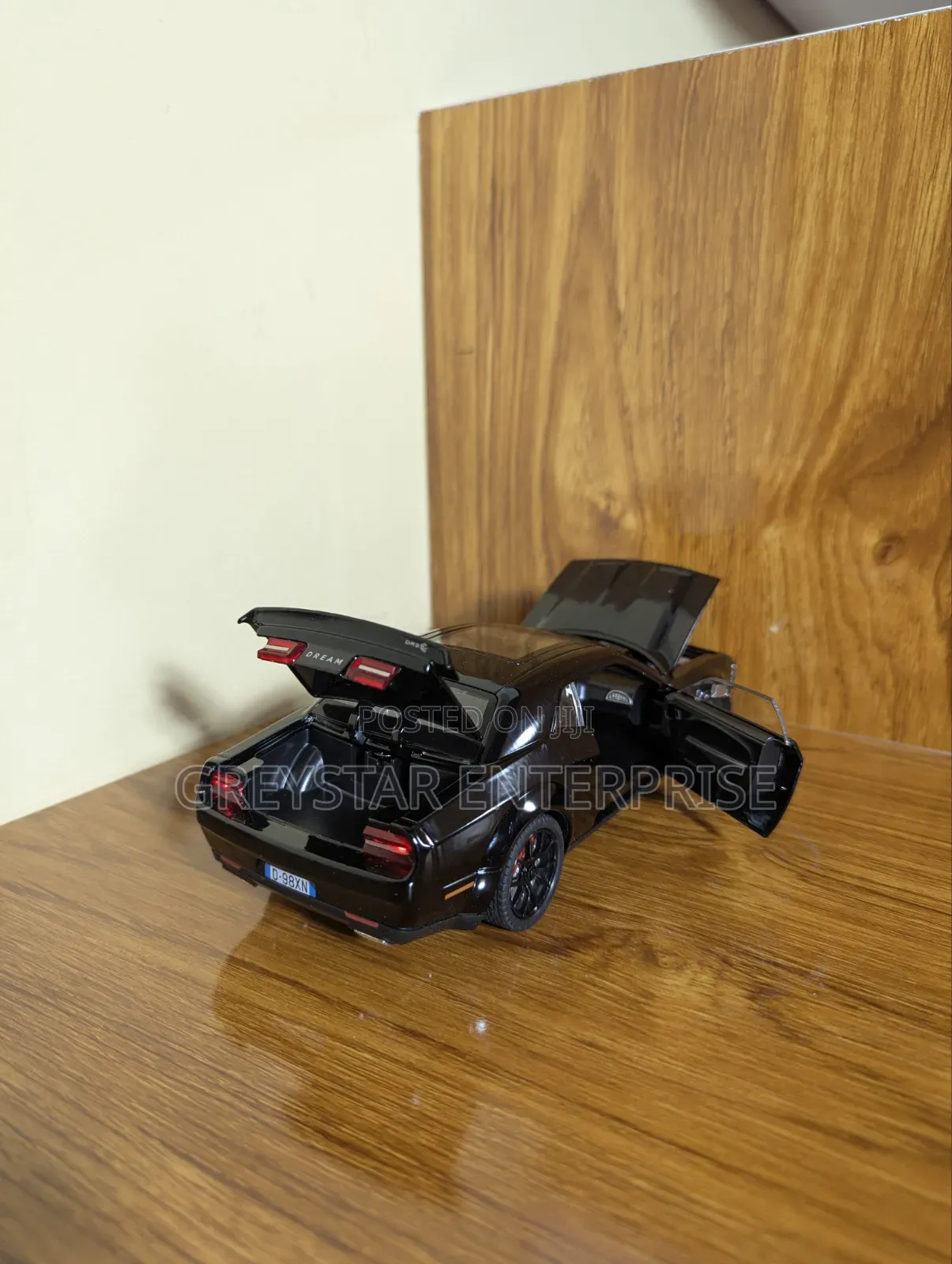 1:24 Scale Dodge Challenger SRT Hellcat Die Cast Car With Pull Effects