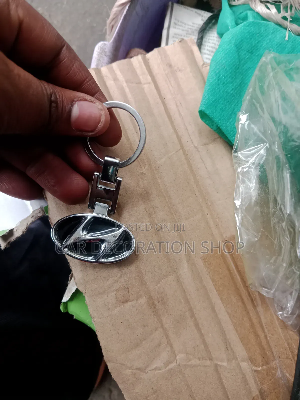 Silver Toned Metal Hyundai Keychain With Black Oval Inlay