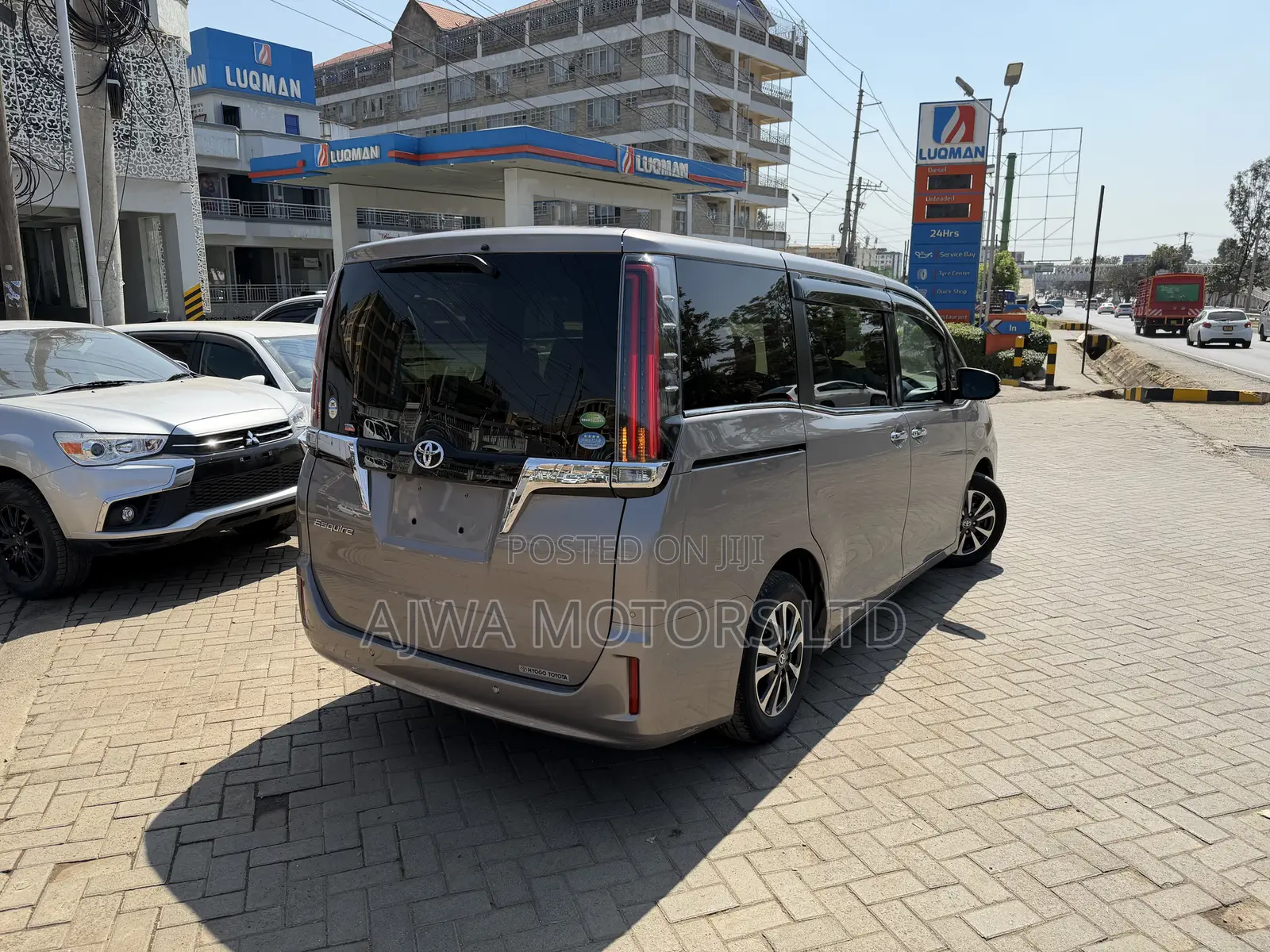 Toyota Esquire 2.0 FWD (7 seater) 2019 Gold
