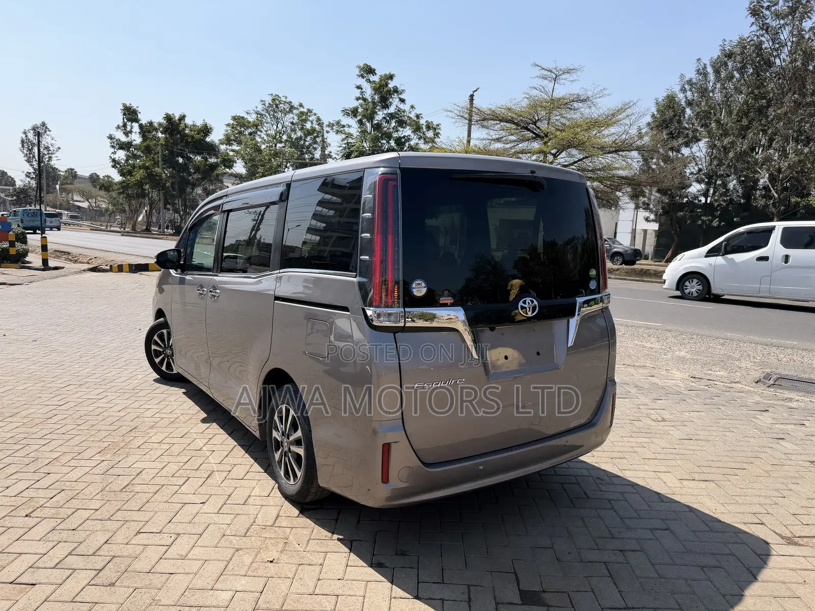 Toyota Esquire 2.0 FWD (7 seater) 2019 Gold