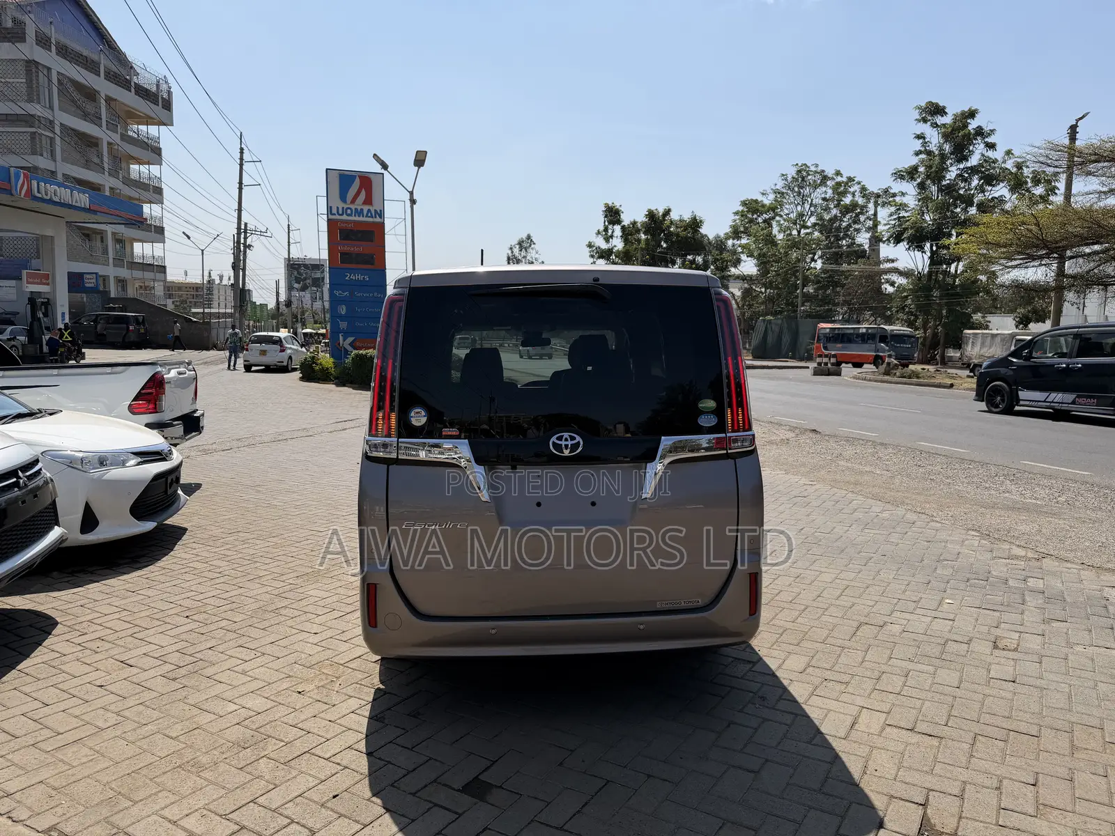 Toyota Esquire 2.0 FWD (7 seater) 2019 Gold