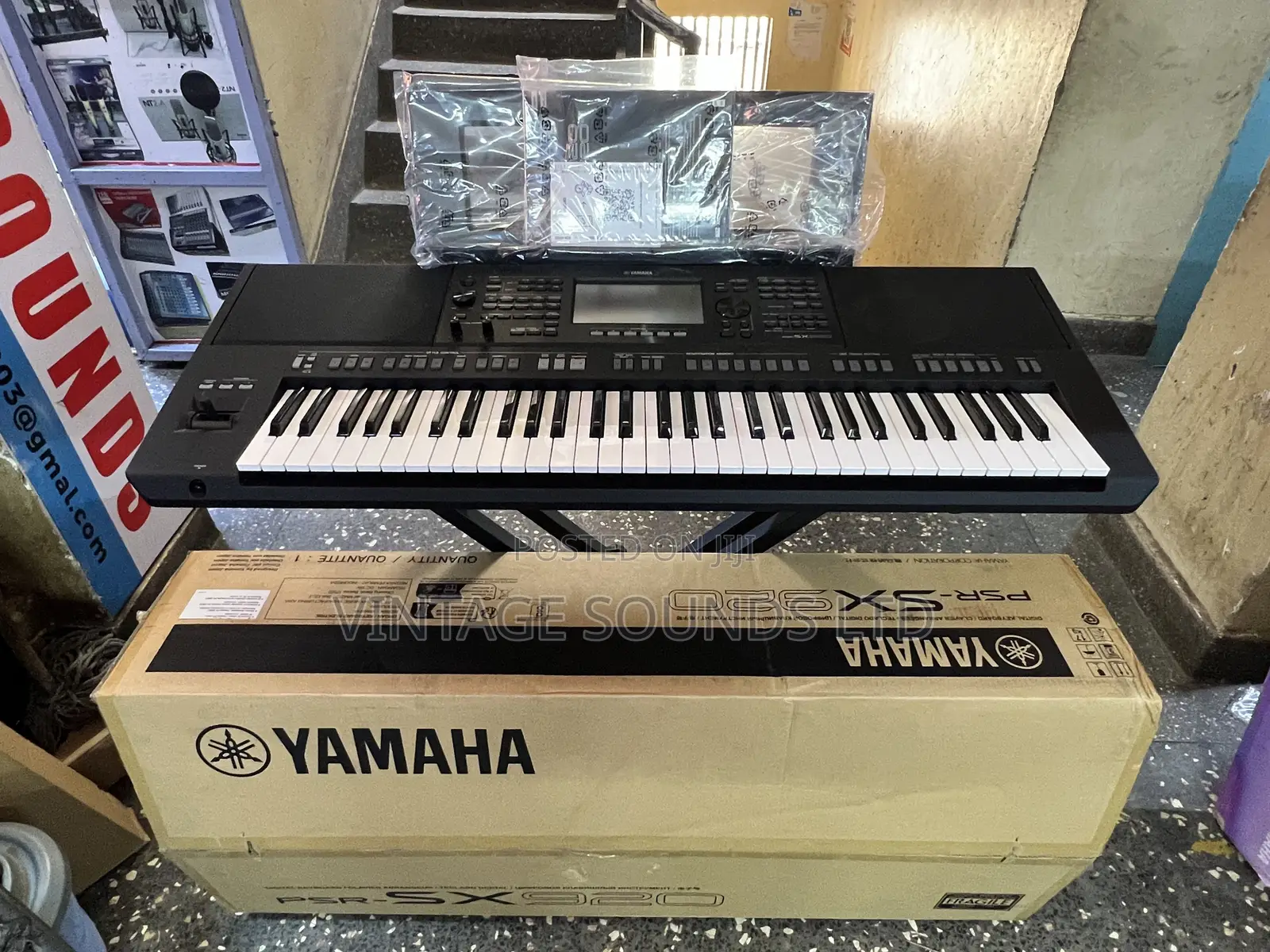 Yamaha PSR-SX920 61-Key Professional Arranger Workstation Keyboard