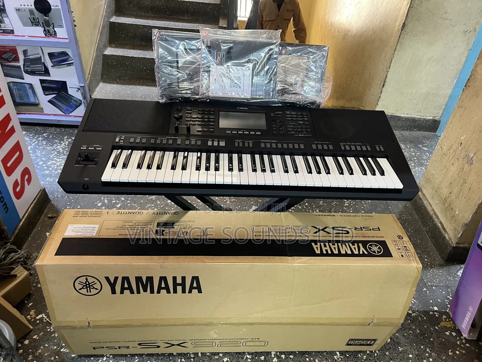 Yamaha PSR-SX920 61-Key Professional Arranger Workstation Keyboard