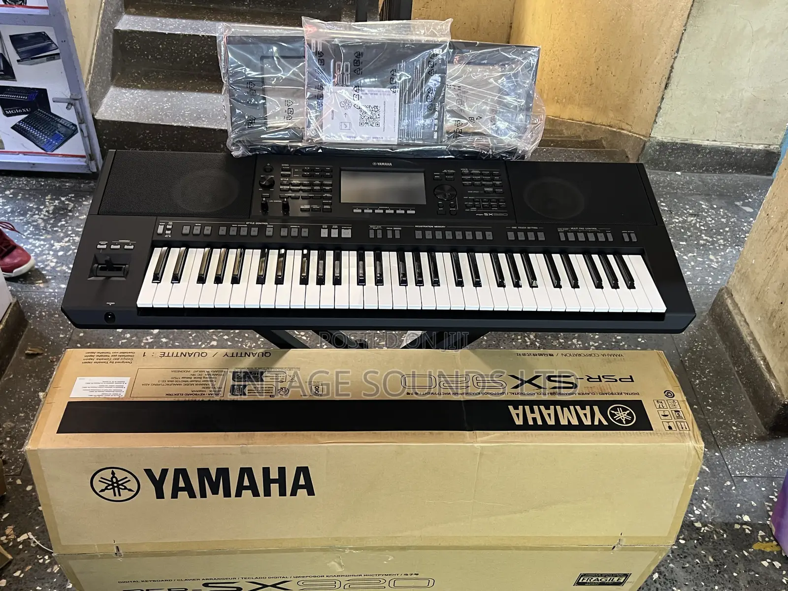 Yamaha PSR-SX920 Digital Arranger Keyboard (61-Keys) - Brand New