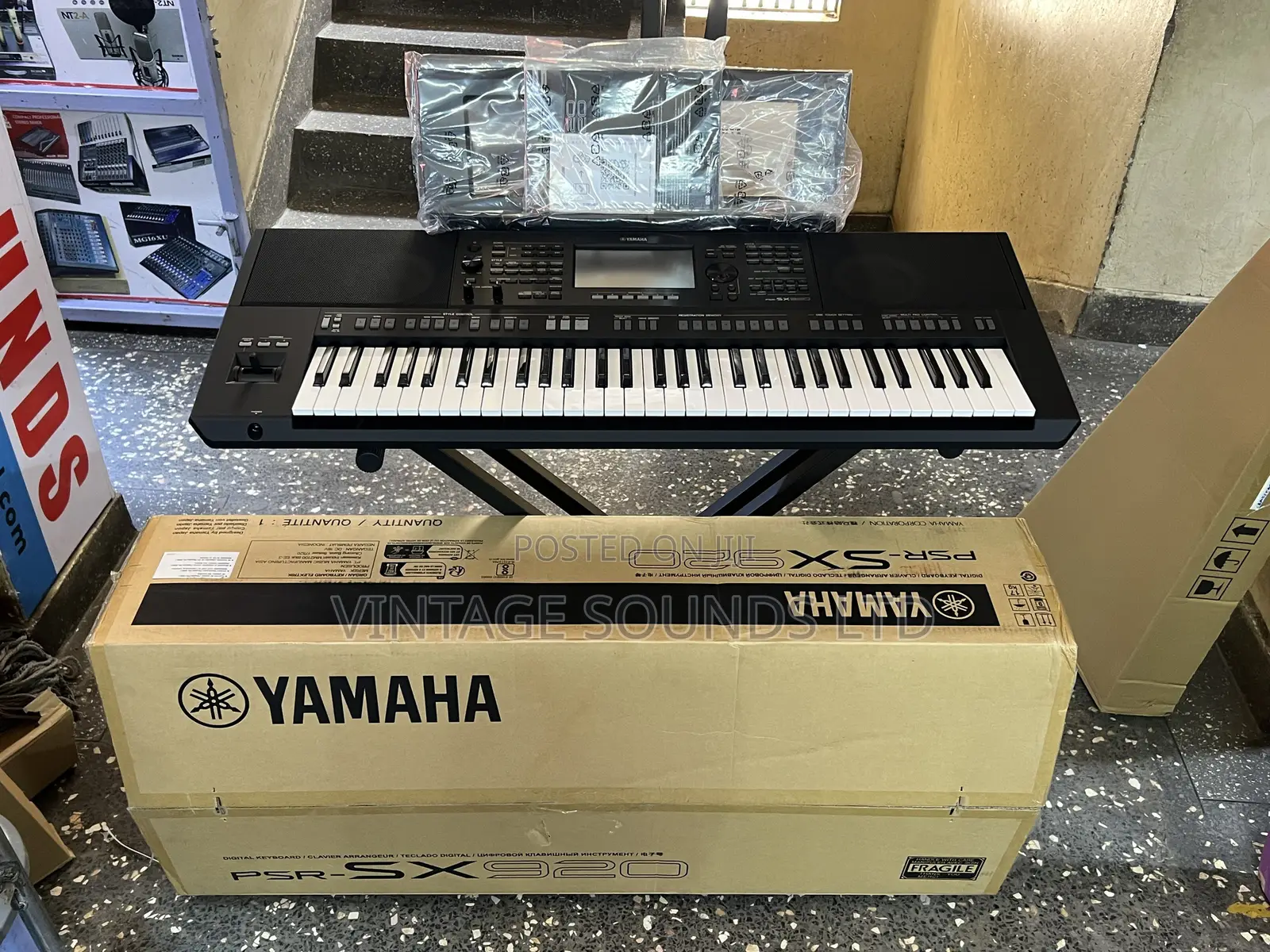 Yamaha PSR-SX920 Professional Electronic Performance Keyboard