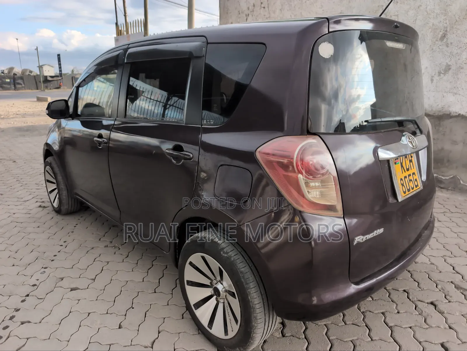 Toyota Ractis 2009 Maroon