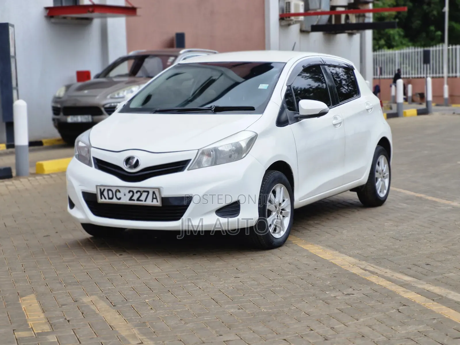 Toyota Vitz 1.3 FWD 3dr 2013 White