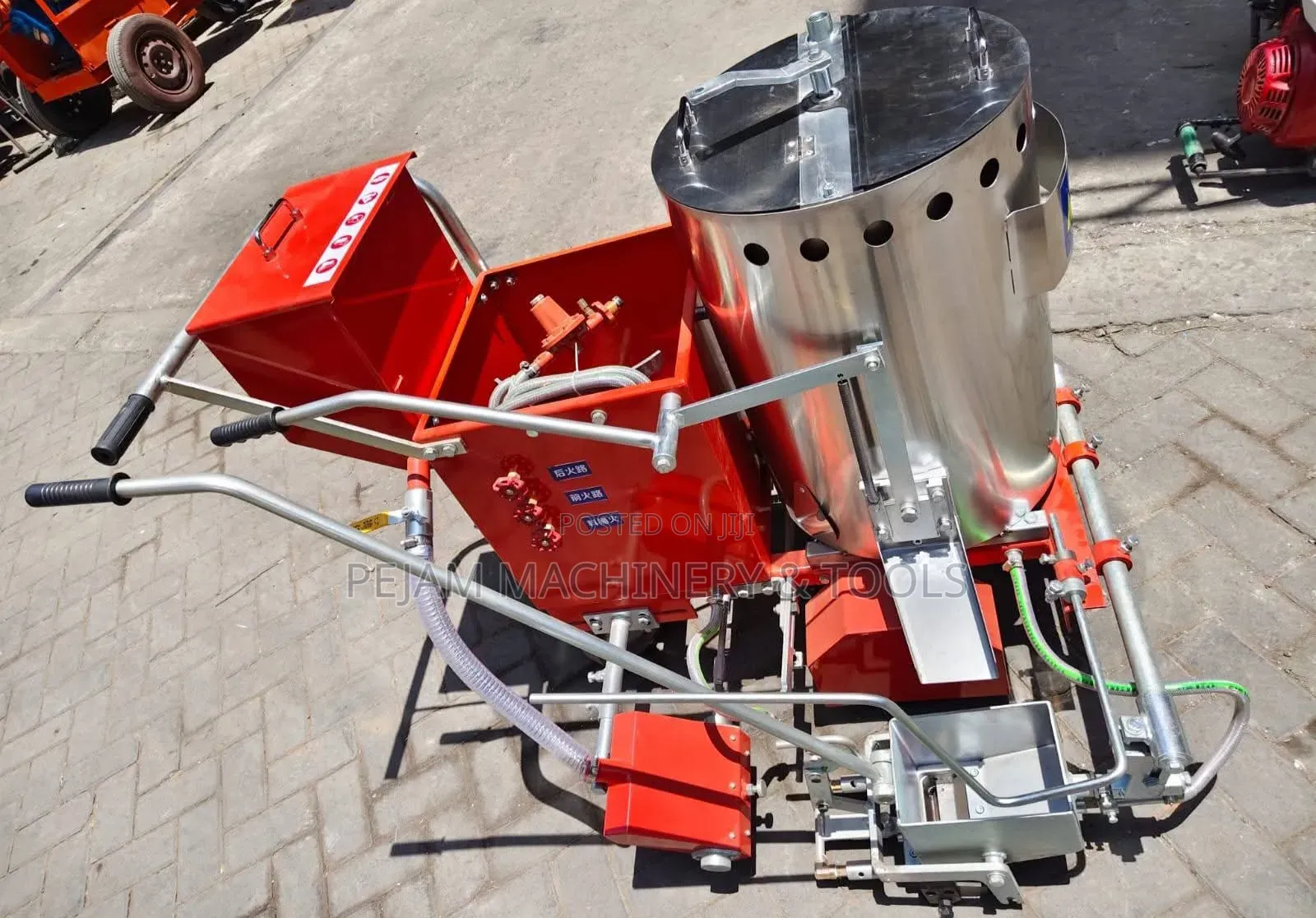 Hand-Push Thermoplastic Road Marking Machine With a Pre-Heating Tank