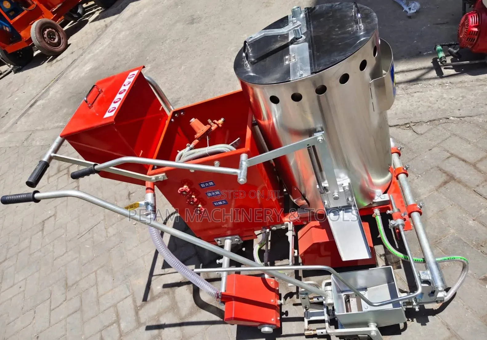Hand-Push Thermoplastic Road Marking Machine With a Pre-Heating Tank