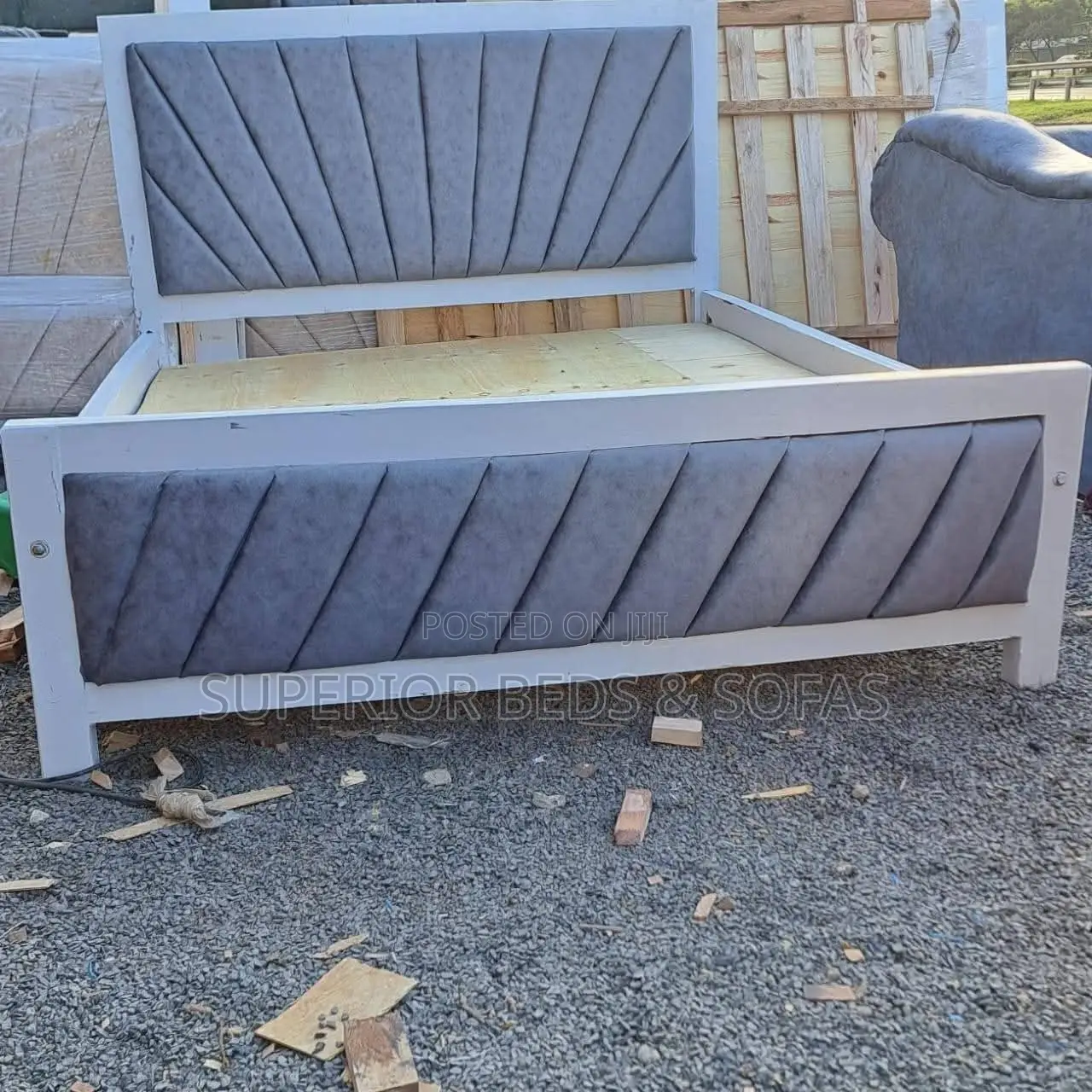 5x6 Grey Sunburst Mocket Bed in White Frame