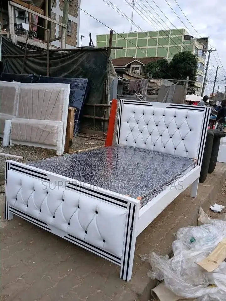 5x6 White Diamond-Tufted Mocket Bed
