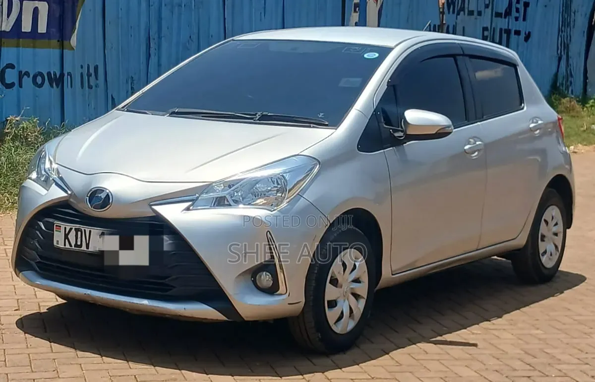 Toyota Vitz 2018 Silver