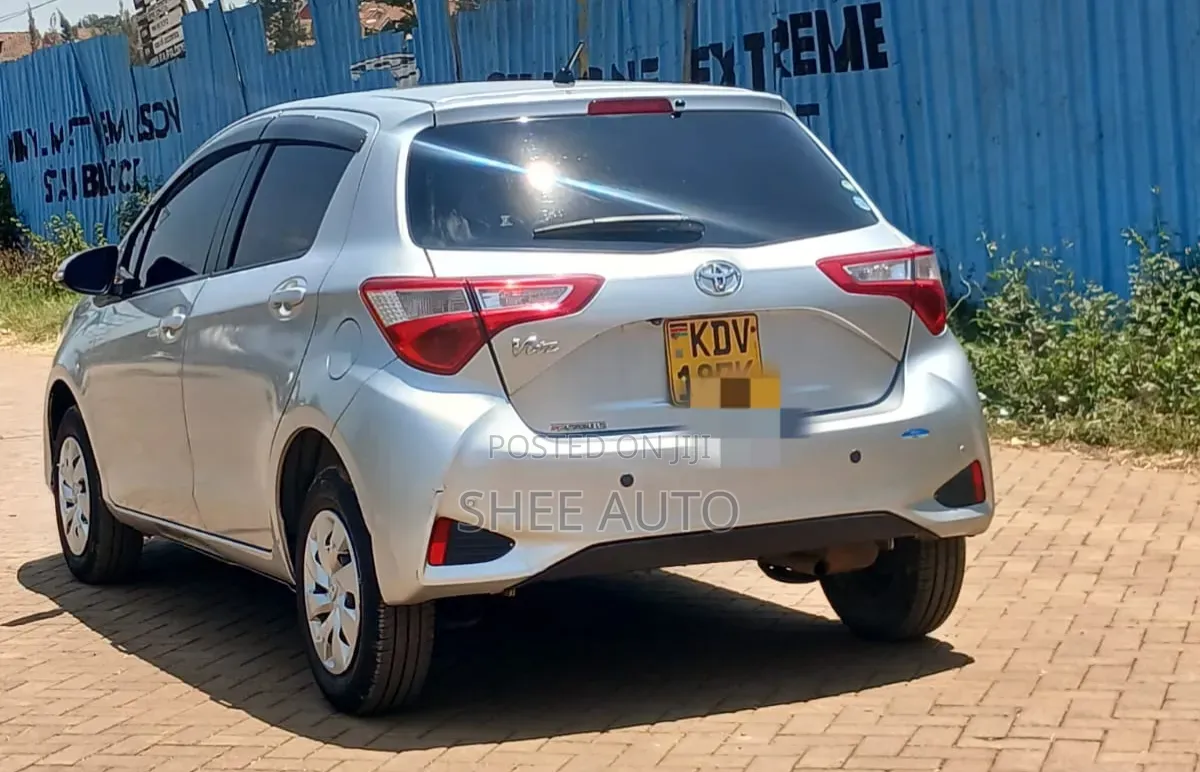 Toyota Vitz 2018 Silver